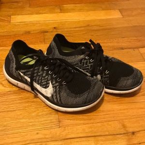 NIKE FREERUN size 8.5 black/grey sneaker